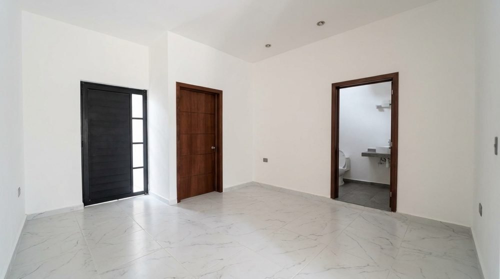 Recibidor con puerta principal y acceso al baño
